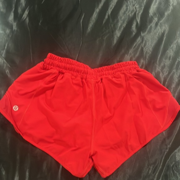 lululemon low raise 2.5 hottt hot shorts size 6 - Picture 2 of 7